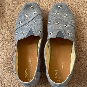 Toms “Bee Kind” slip on shoes